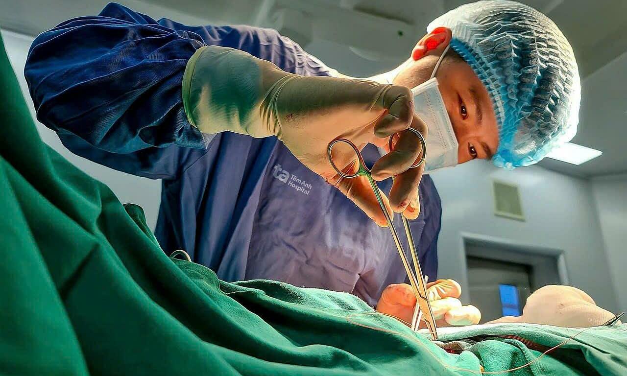 Woman undergoes surgery for divided uterus
