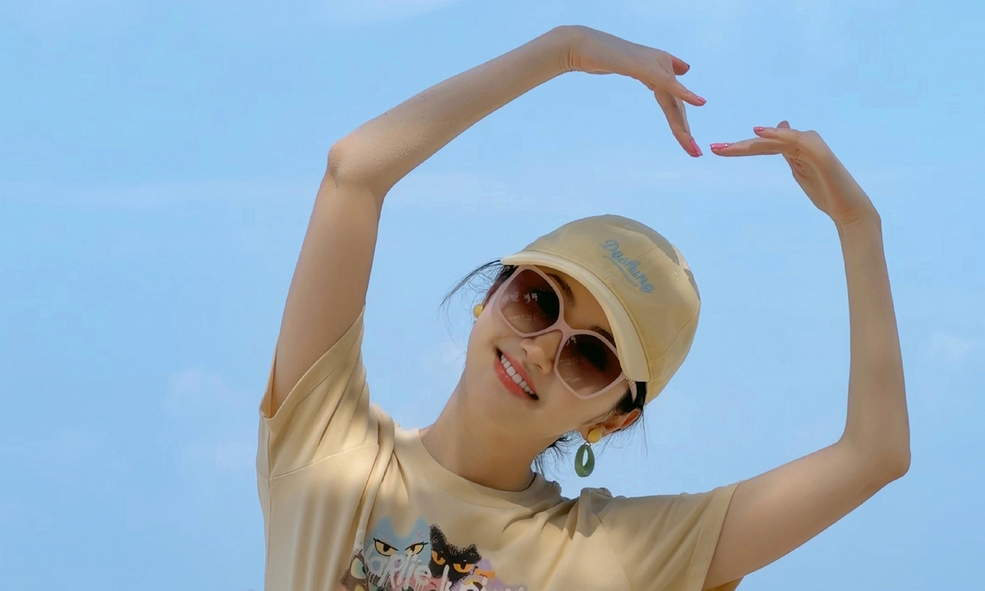 Jing Tian praised for looking "like 18" on Phu Quoc beach