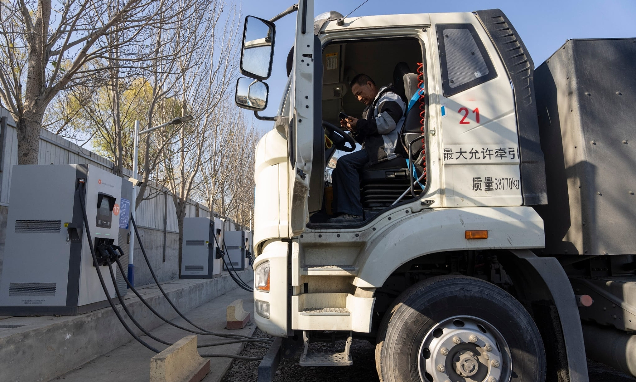 China subsidizes electric truck buyers with up to 544 million dong equivalent