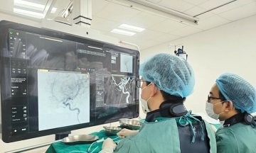 Doctors defuse 'ticking time bomb' in woman's brain