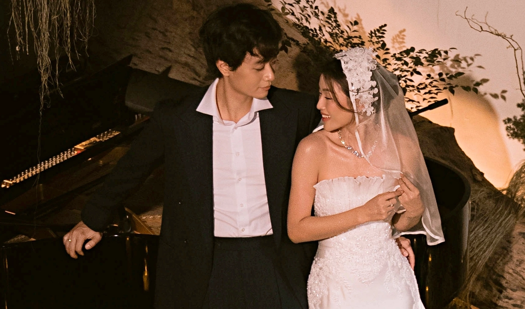 Conductor husband gifts Lan Thy 'dream wedding'