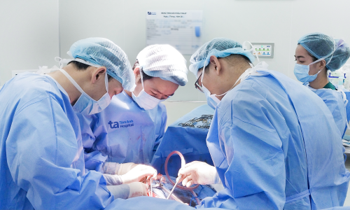 Cyst compresses blood vessels in man's groin area