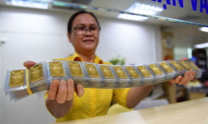 Gold bar price drops by 4 million dong