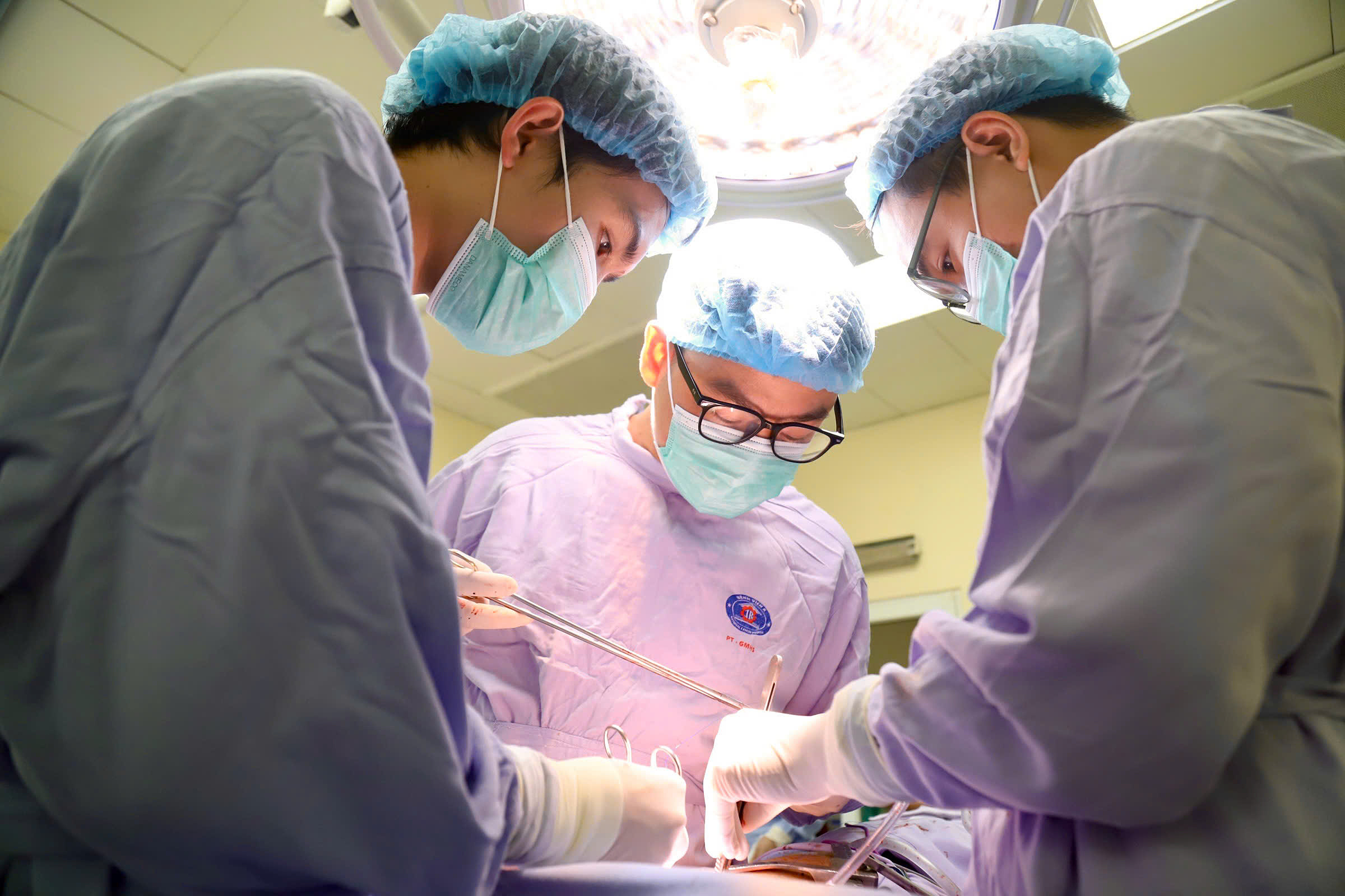 Lung tumor resection and bronchoplasty for metastatic cancer patient
