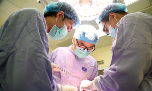 Lung tumor resection and bronchoplasty for metastatic cancer patient