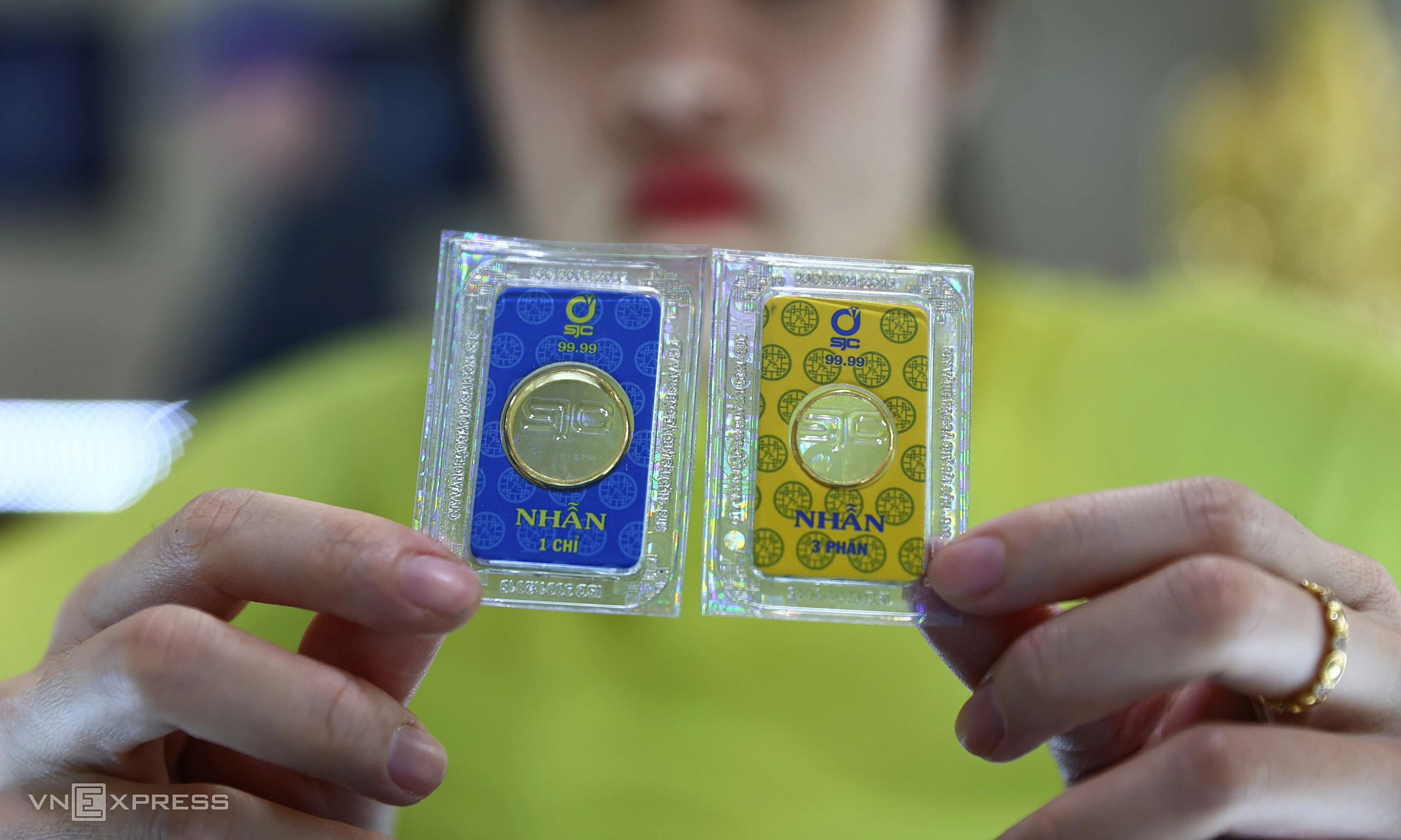 Gold price drops by an additional one million VND per tael