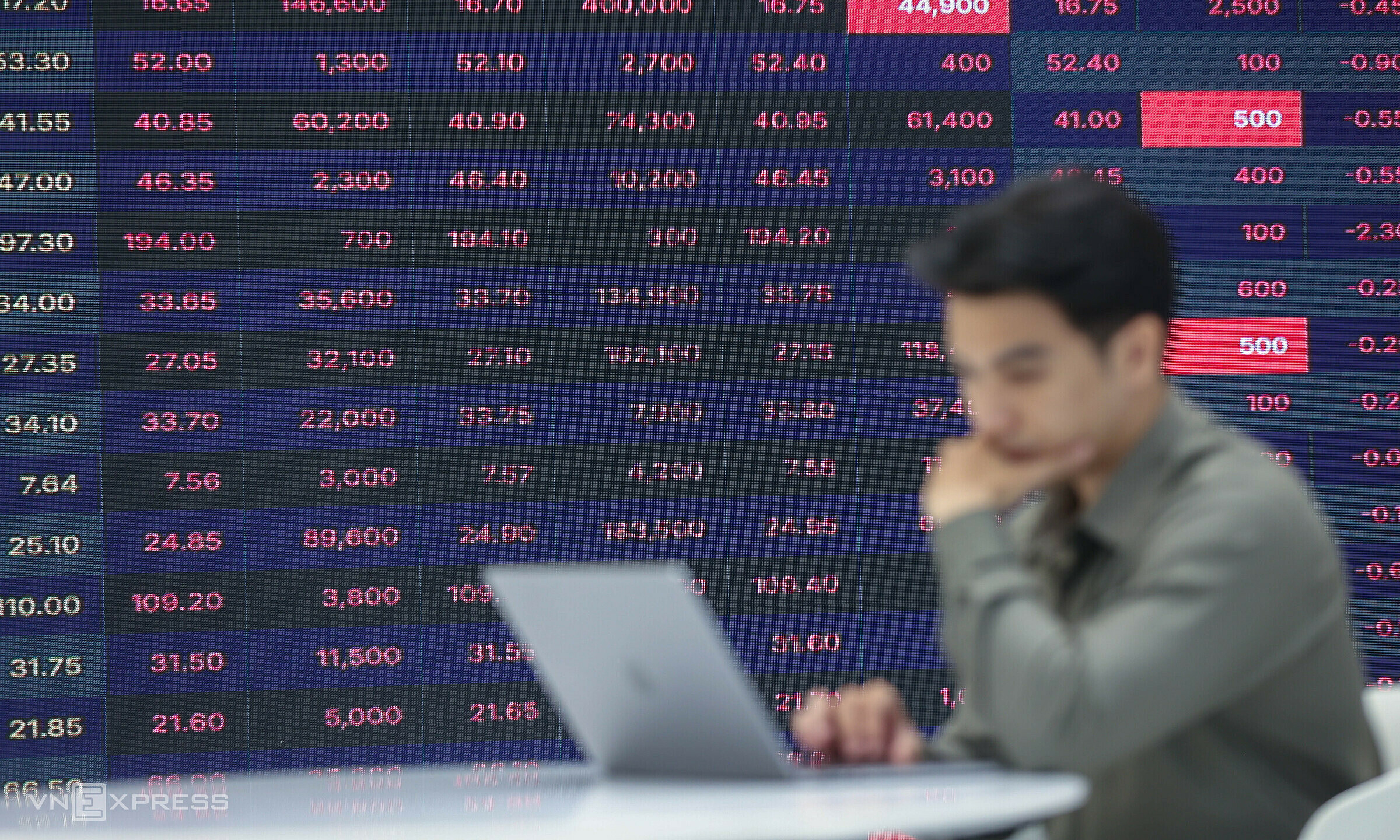 PNJ stock trades with record volume