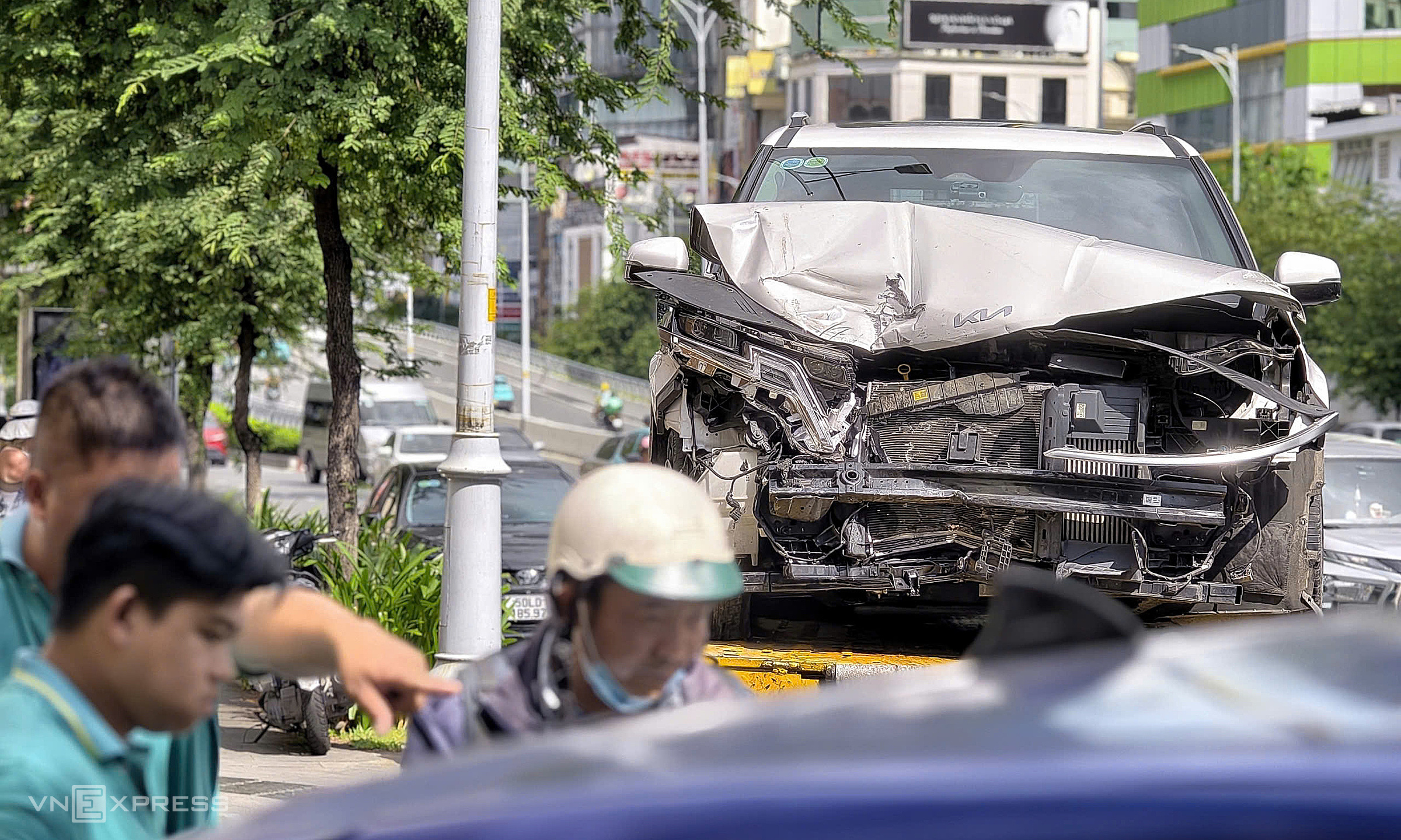 Two cars crash into Saigon Major Seminary wall