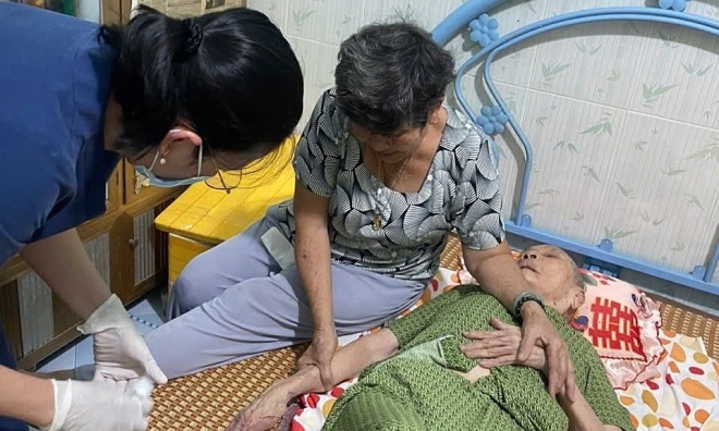 Over 1,000 Ho Chi Minh City residents receive free periodic health check-ups at home