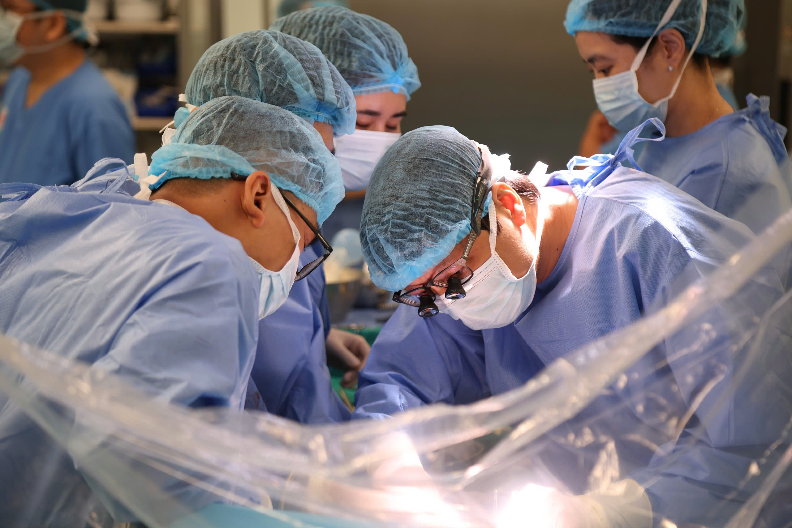 Dozens of doctors perform simultaneous heart and liver transplants from two brain-dead donors