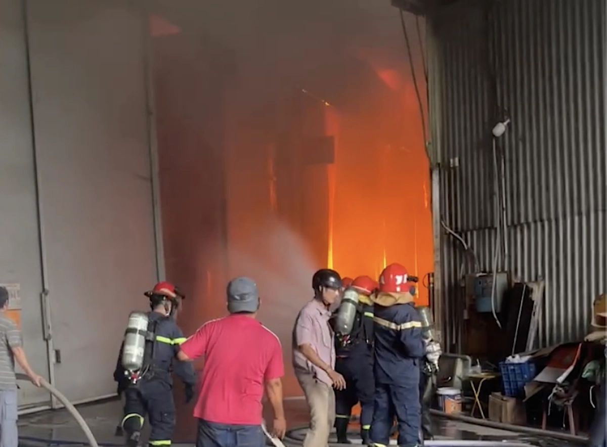 Warehouse engulfed in flames in TP HCM residential area