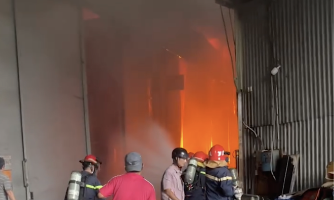 Warehouse engulfed in flames in TP HCM residential area