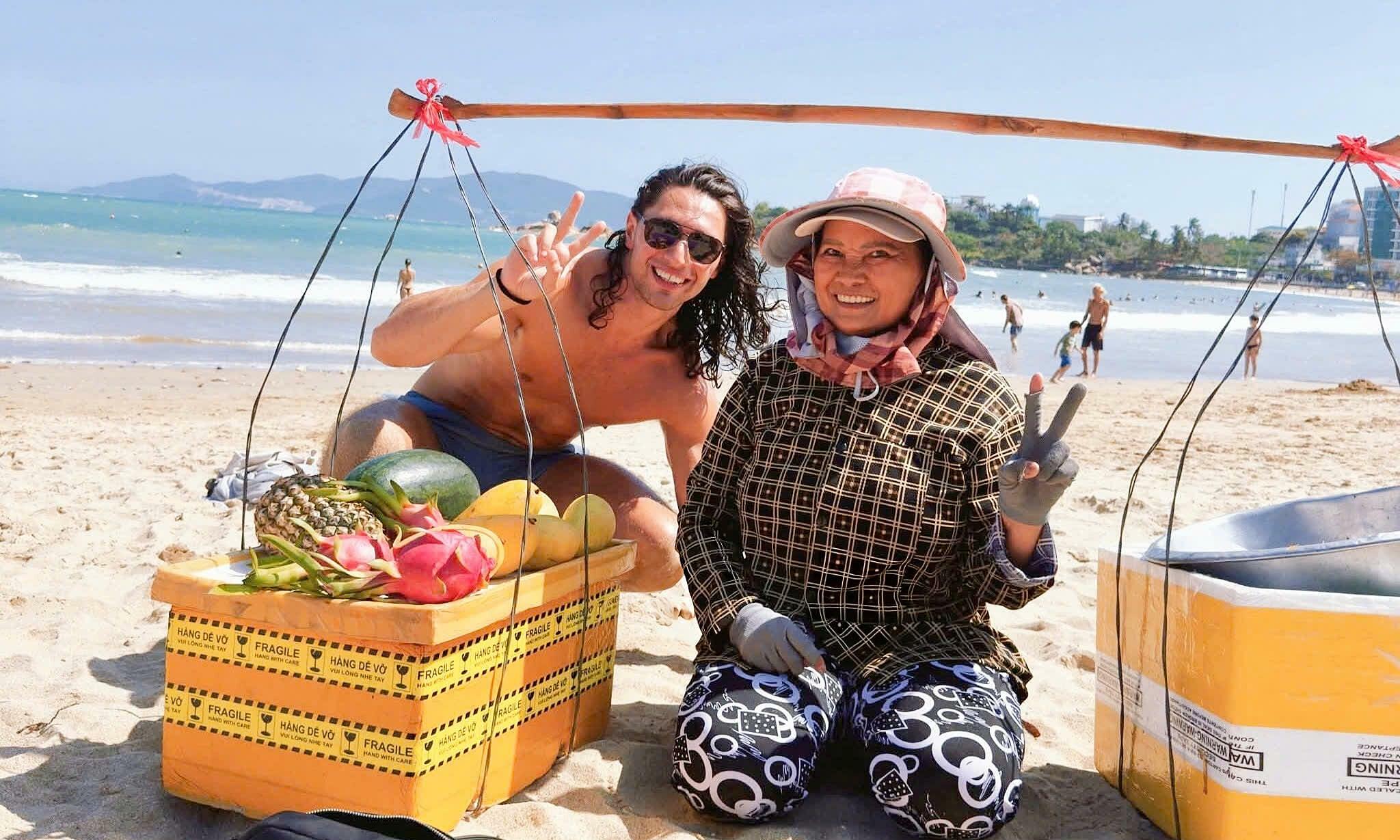Famous Nha Trang street vendor's carrying pole confiscated