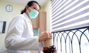 Should older adults undergo ligament reconstruction surgery?