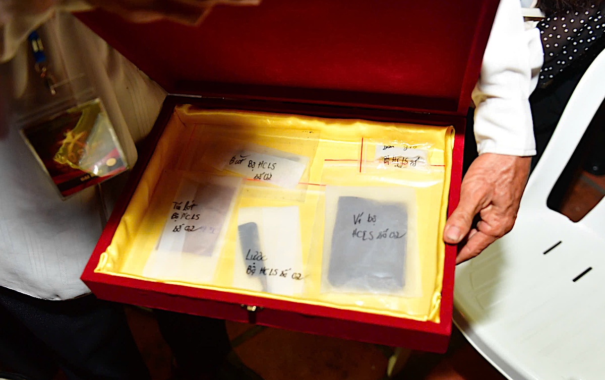 Artifacts of fallen soldier found at Le Thi Rieng park returned to family