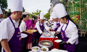 Cooking Hue beef noodle soup sets Vietnam record