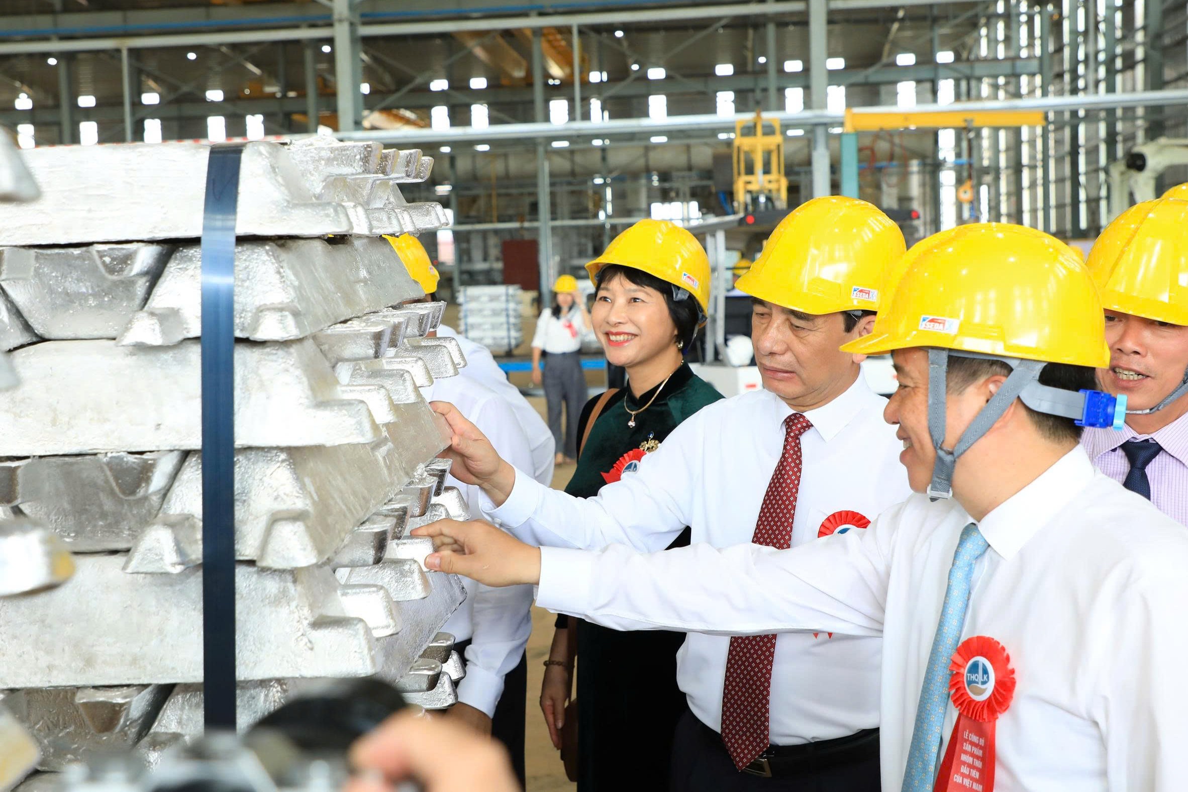 Vietnam produces first aluminum ingots
