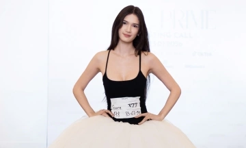 Goalkeeper Dang Van Lam's sister casts for modeling role