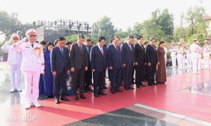Party and State leaders commemorate heroic martyrs with incense offerings