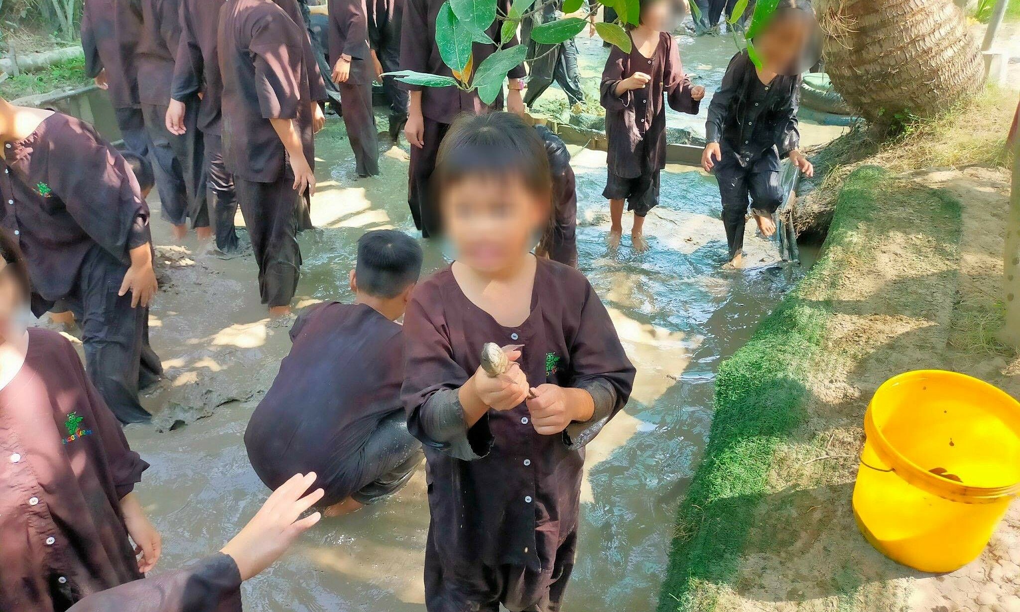 Are children at risk of tetanus when wading in mud and catching fish?