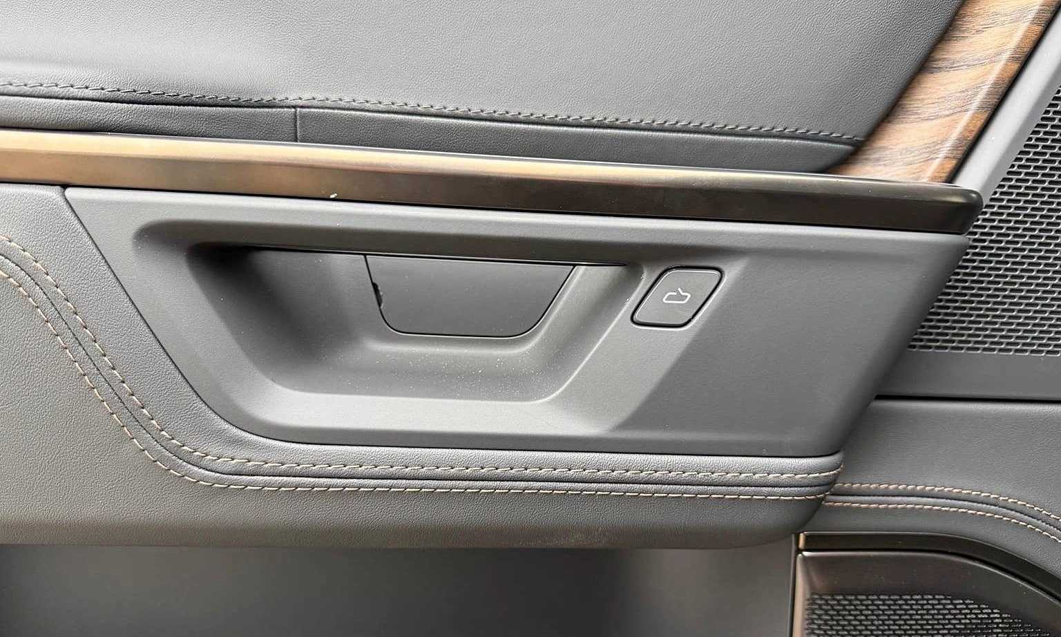 US tightens emergency car door release regulations