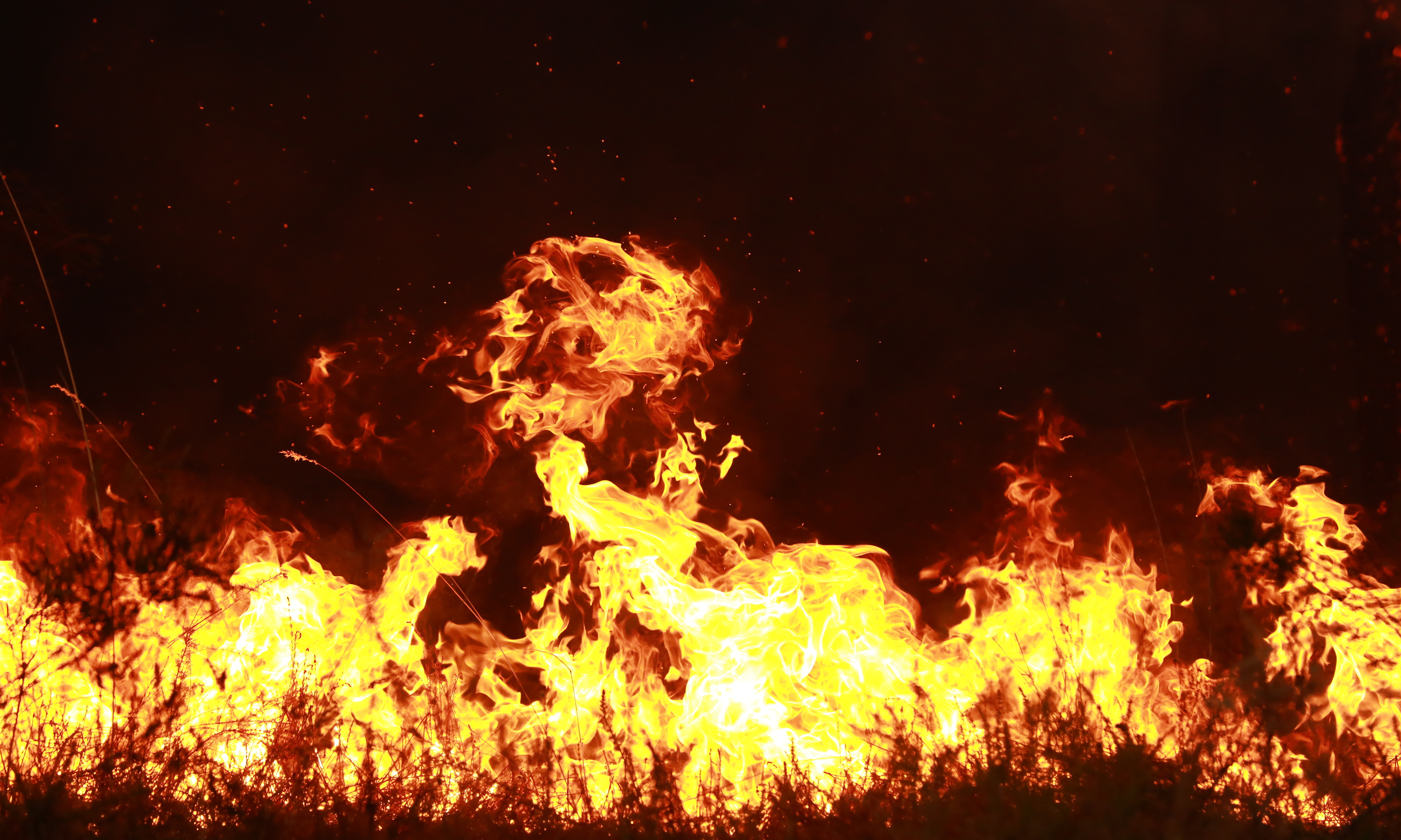 French firefighters face 'fire-breathing dragon clouds' for the first time