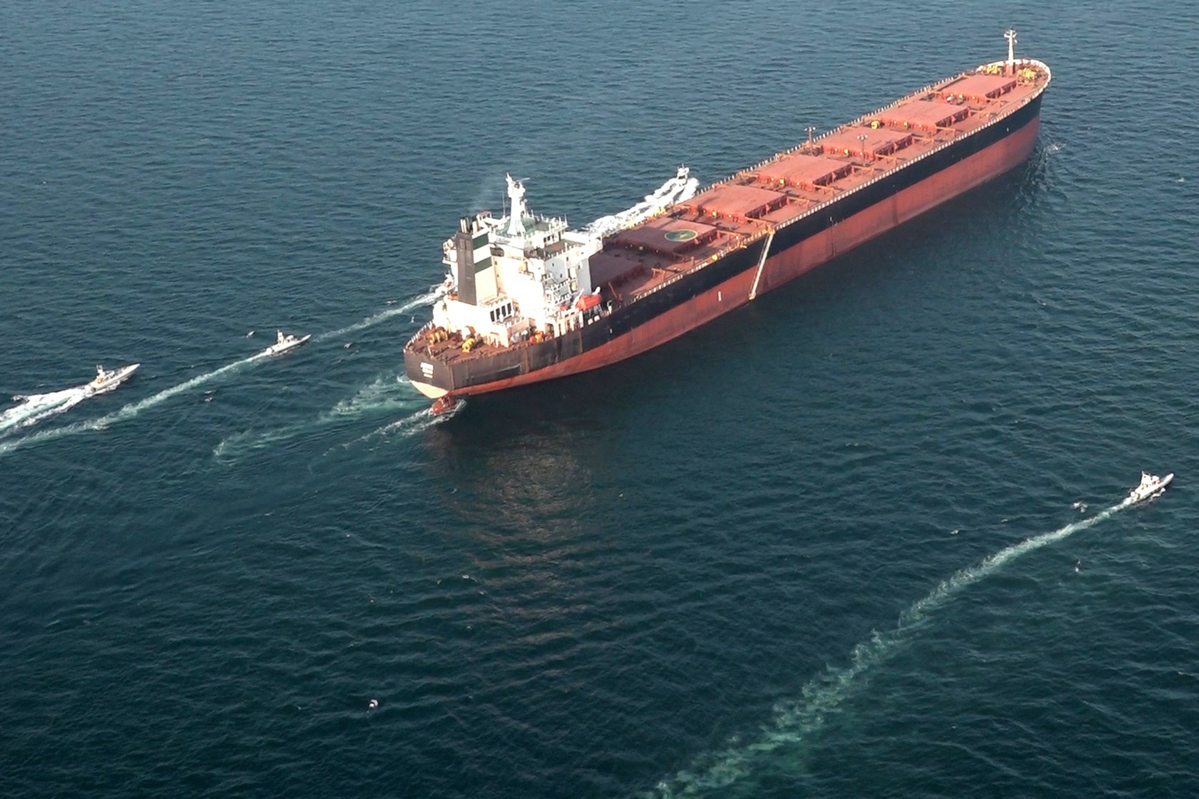 Global oil prices plummet, gold rebounds