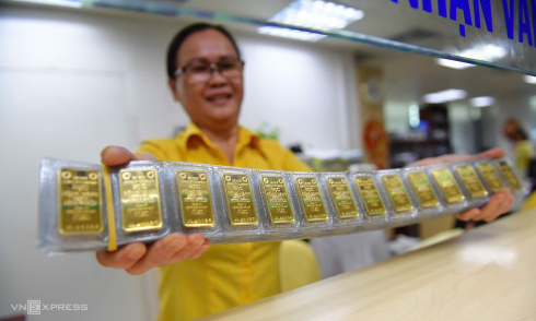 Gold price climbs to 143 million dong per tael
