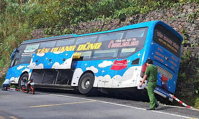 Bus carrying 27 people crashes into cliff on Khanh Le Pass