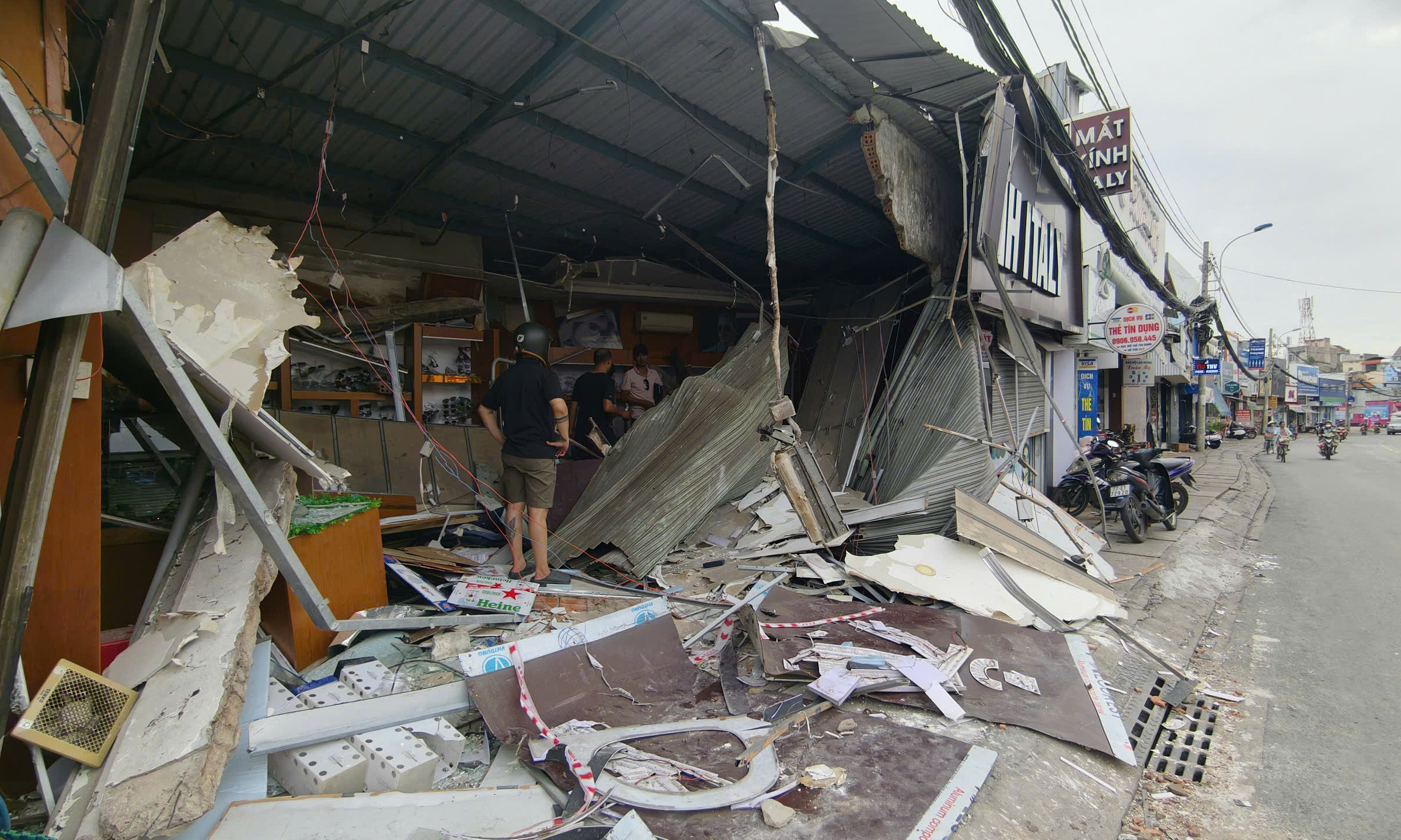 Dump truck crashes into Ho Chi Minh City store, four injured