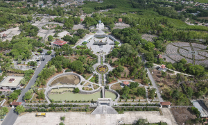 Quang Tri encourages brides, grooms to place flowers at martyrs' cemeteries