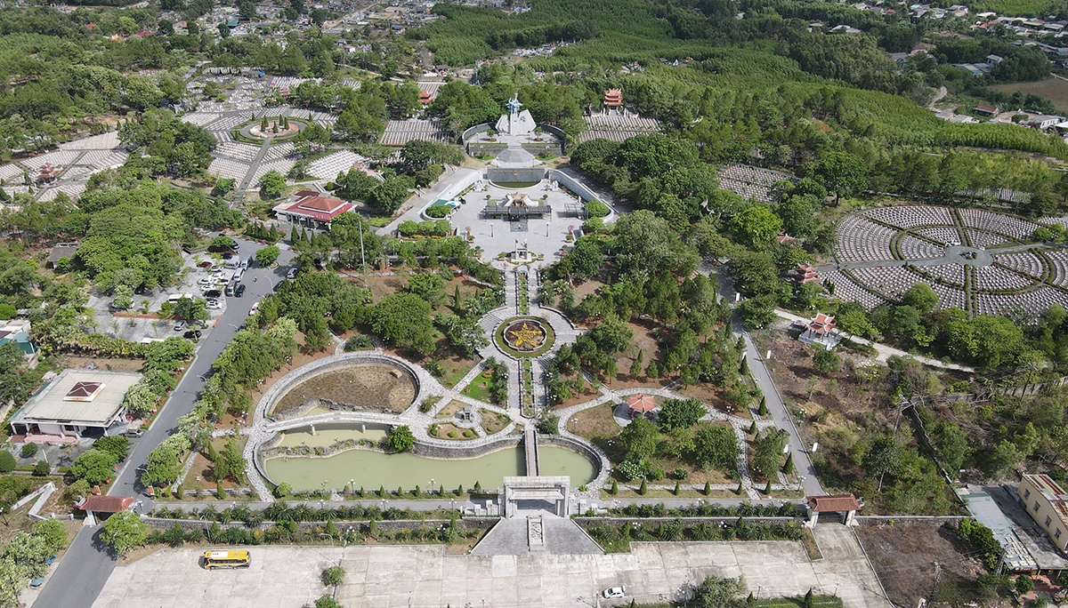 Quang Tri encourages brides, grooms to place flowers at martyrs' cemeteries
