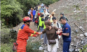 Jiuzhaigou hit by mudslides, many tourists stranded