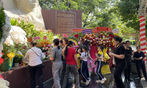 Hundreds visit martyrs at Le Thi Rieng Park