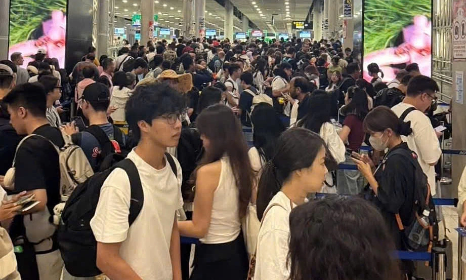 Thailand's largest airport overwhelmed, passengers face long queues