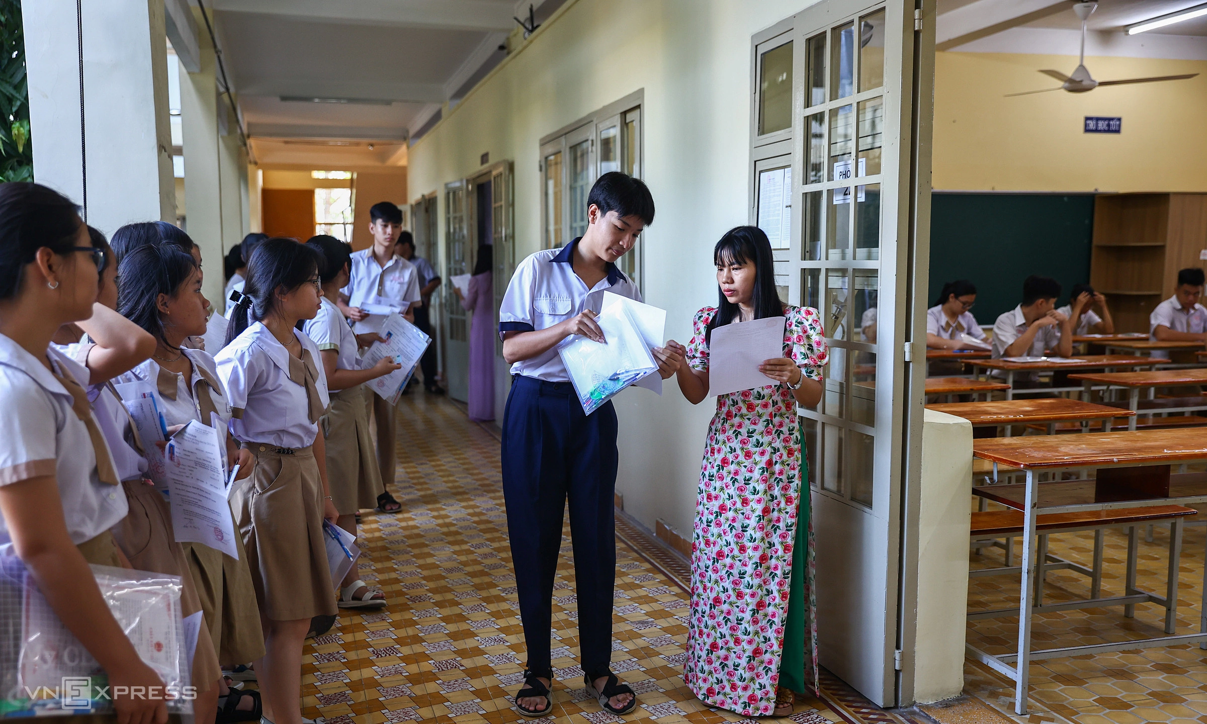 Ho Chi Minh City parents 'school-hop' in frantic bid for 10th grade admission