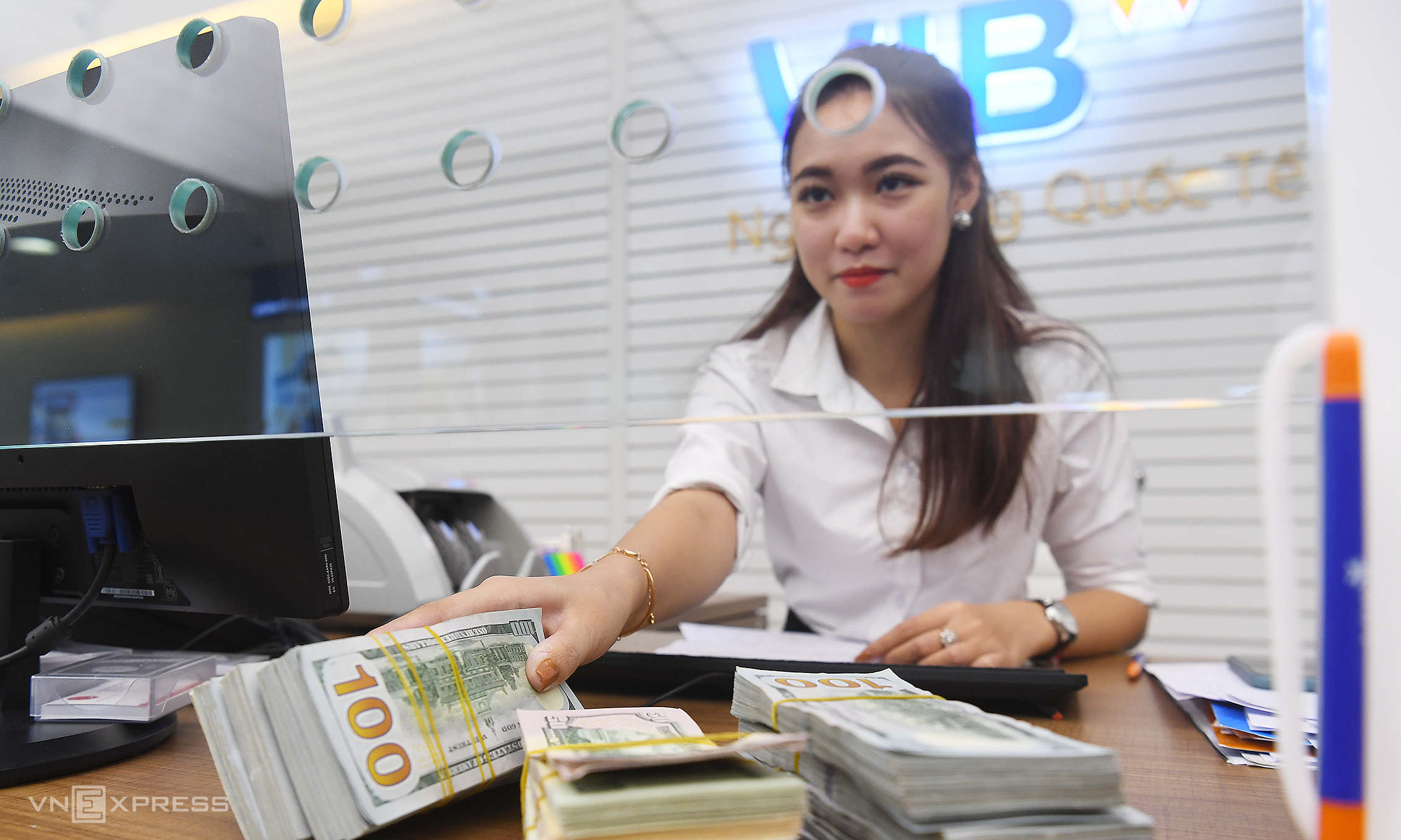 A bank cuts nearly 700 employees in the first half of the year