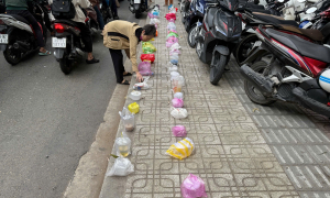 Queuing with plastic bags at Cho Ray Hospital