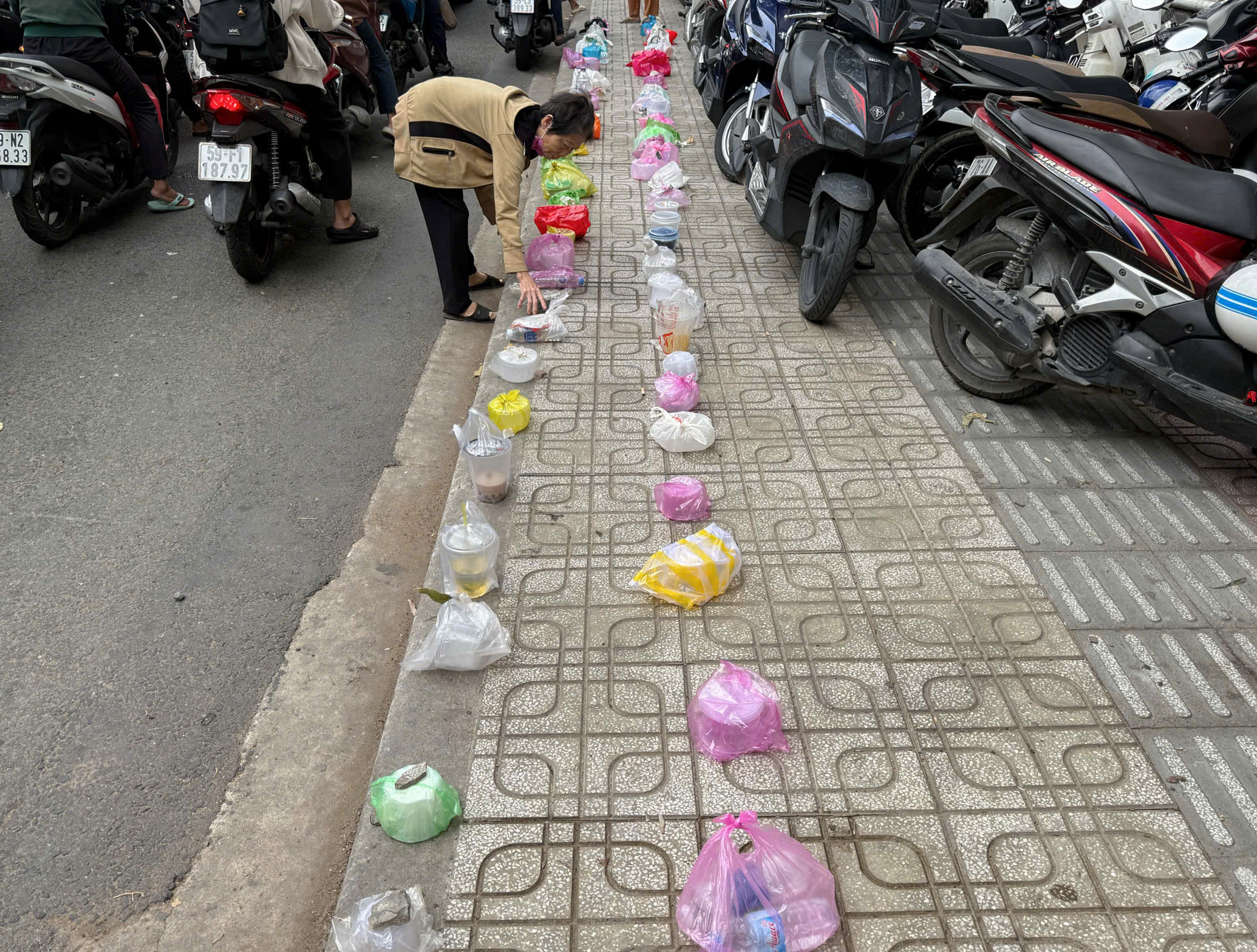 Queuing with plastic bags at Cho Ray Hospital
