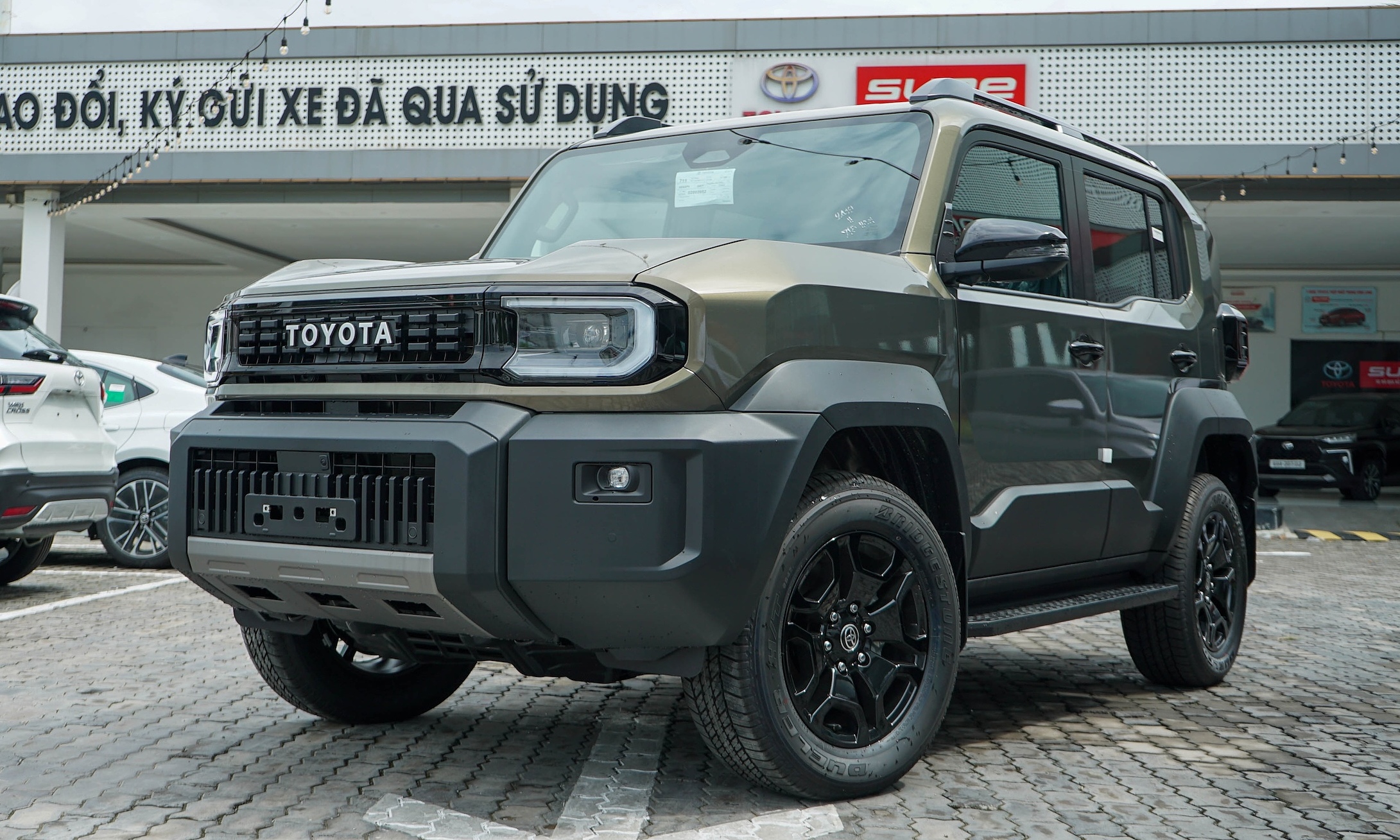 Toyota Land Cruiser FJ - off-road SUV priced at nearly 1.2 billion VND