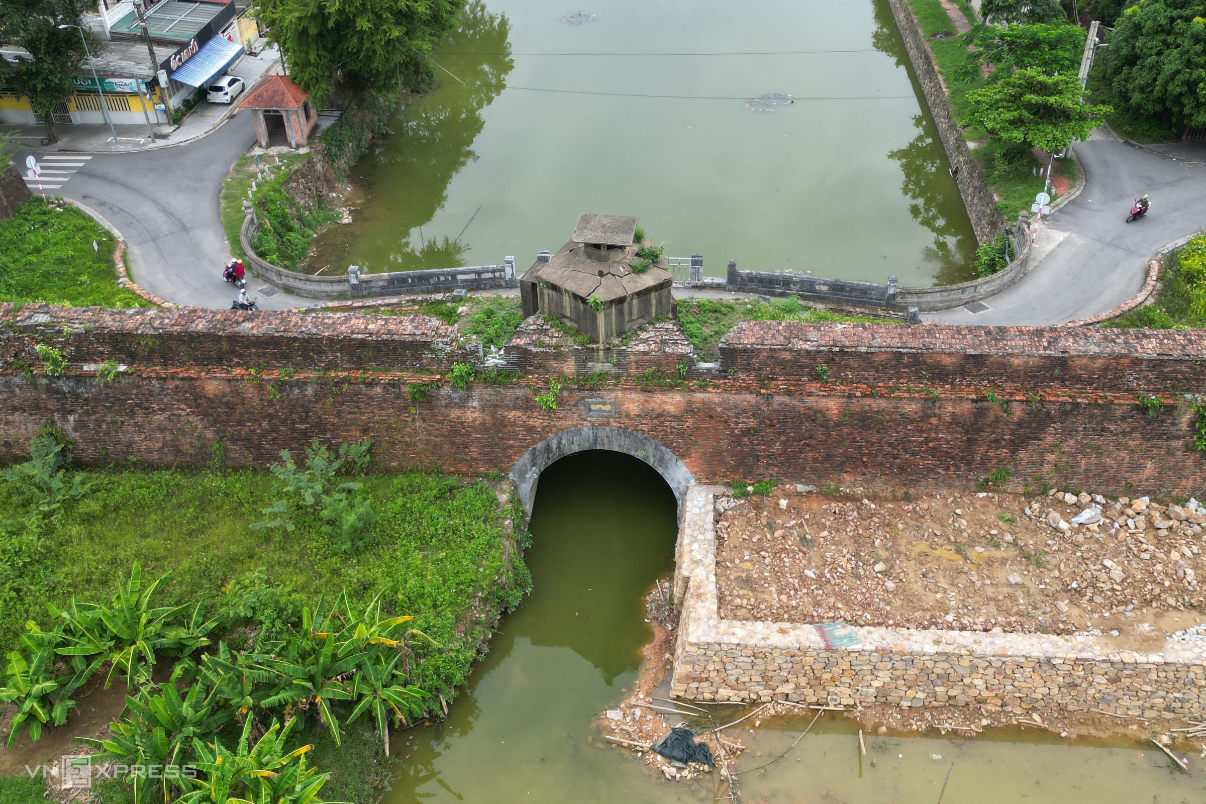 Dismantling bunkers in Hue Imperial City