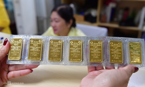 Gold price retreats to 140 million dong
