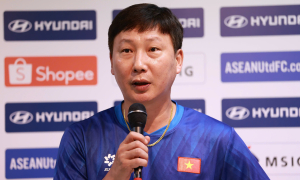 Coach Kim Sang-sik holds press conference before match against Singapore