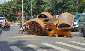 Road roller falls onto busy street in TP HCM