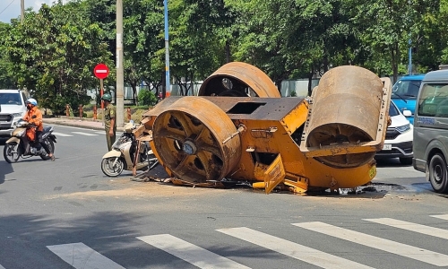 Road roller falls onto busy street in TP HCM