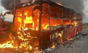Bus carrying 10 people catches fire on national highway through Dak Lak