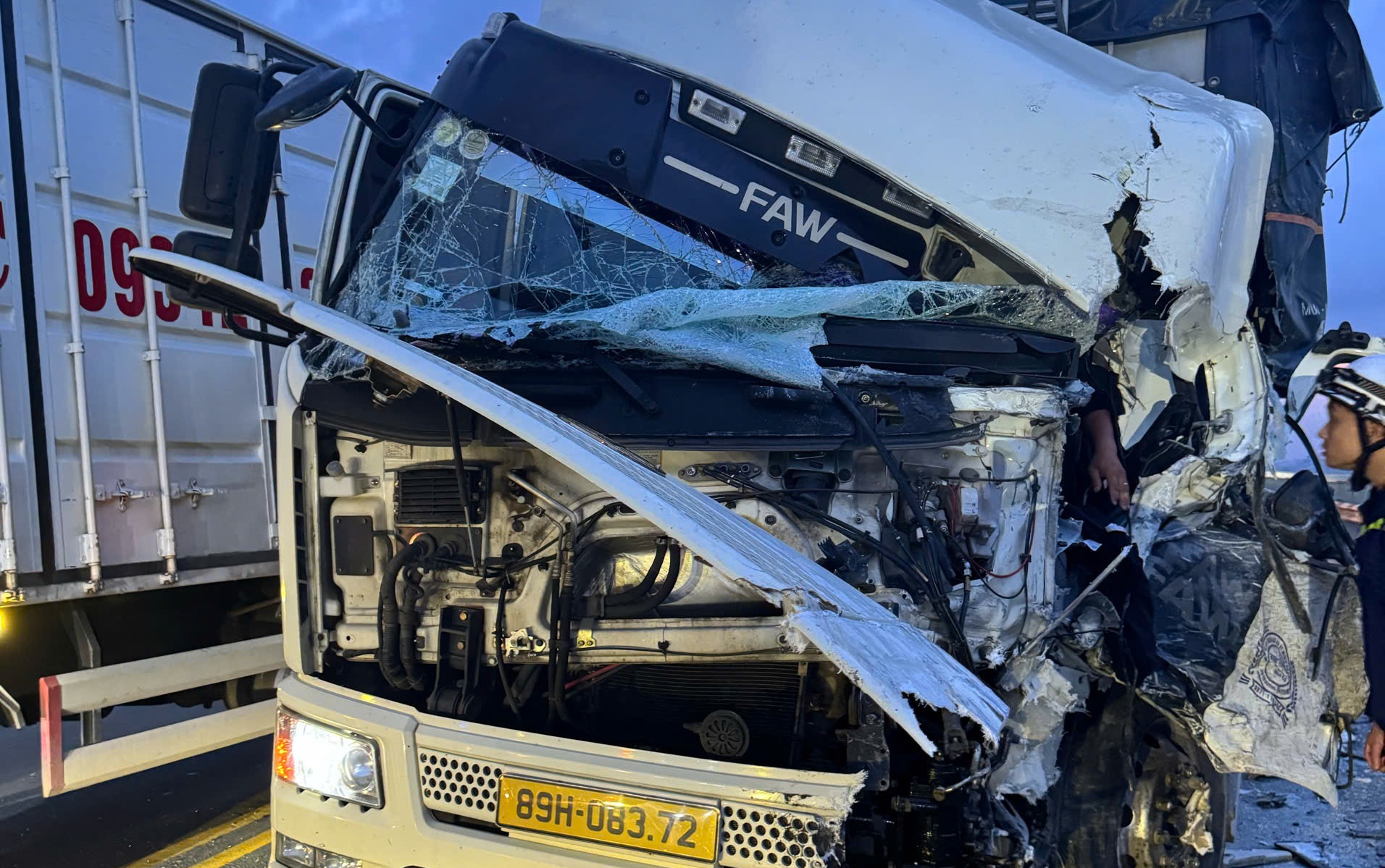 Trucks collide on Thang Long Bridge, two drivers trapped