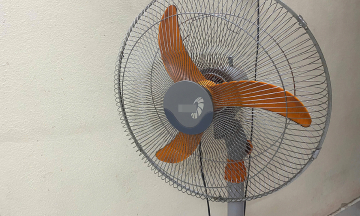 Doctors warn of harmful health mistakes when sleeping with a fan on in hot weather