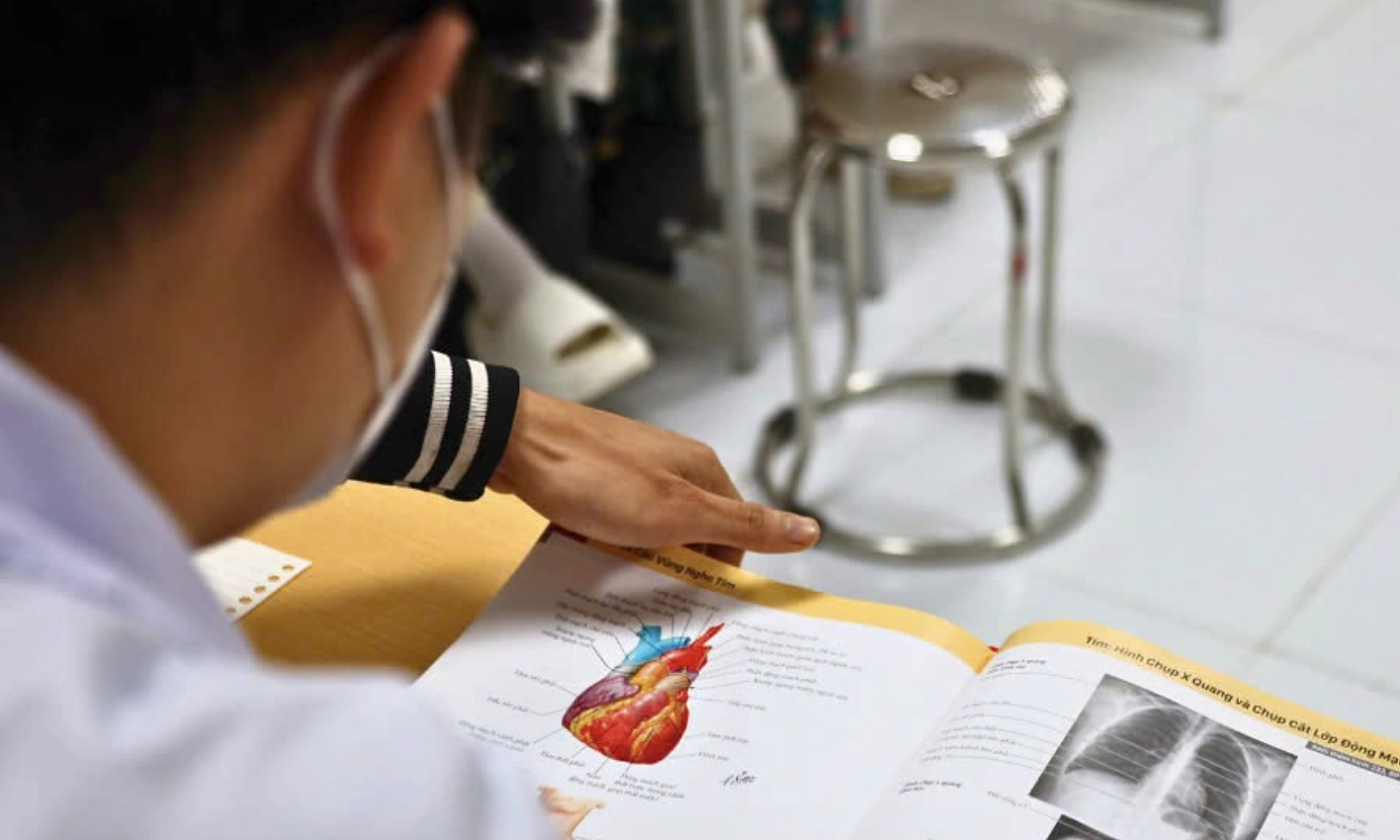 Kinh Bac University medical students 'stuck between a rock and a hard place'