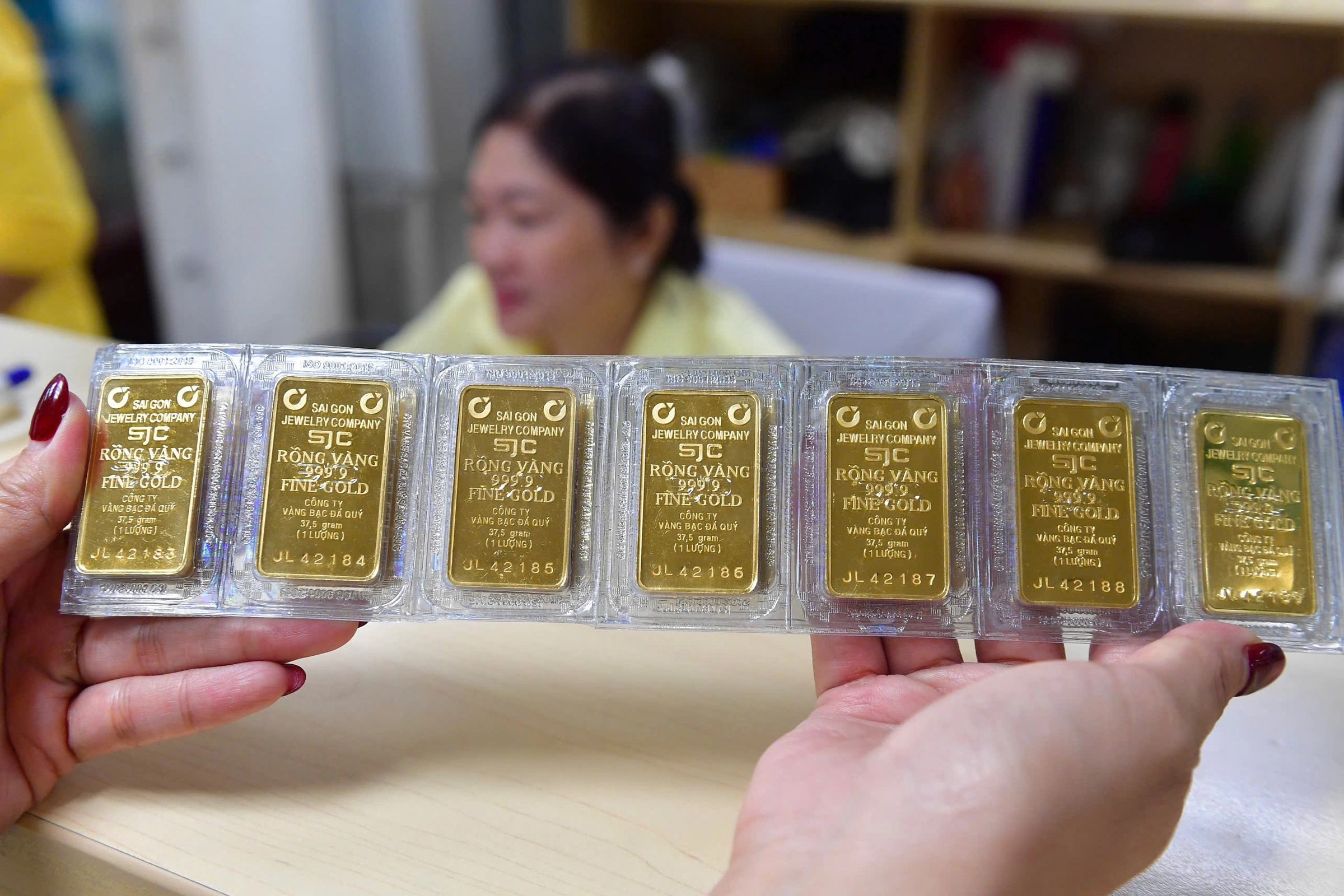 Gold bar prices jump one million dong